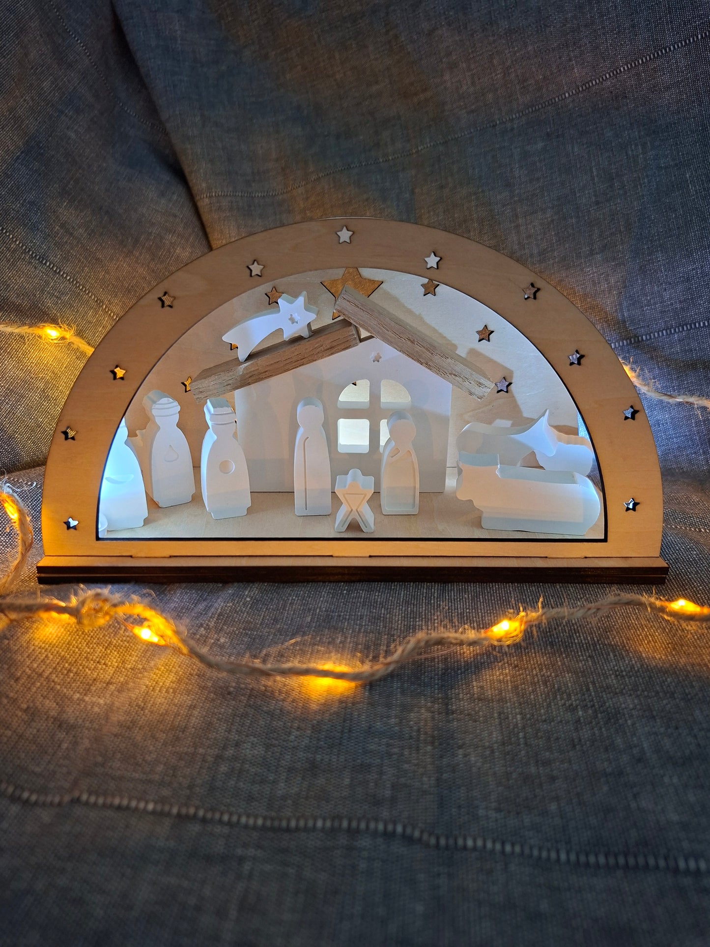 Weihnachtskrippe mit Holzbogen