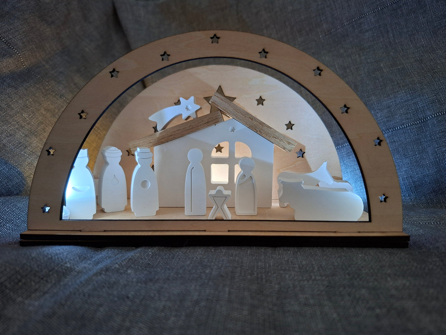 Weihnachtskrippe mit Holzbogen