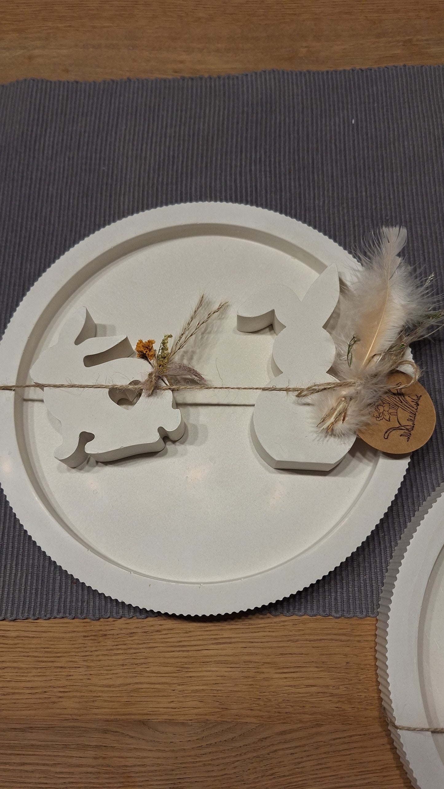 Osterteller mit zwei Hasen