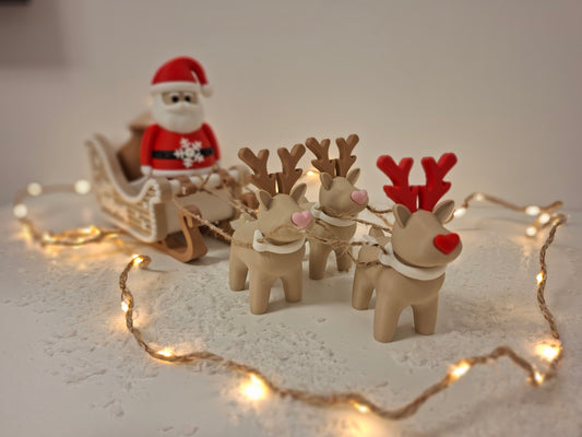 Klausi der Weihnachtsmann mit Schlitten und Rentiere