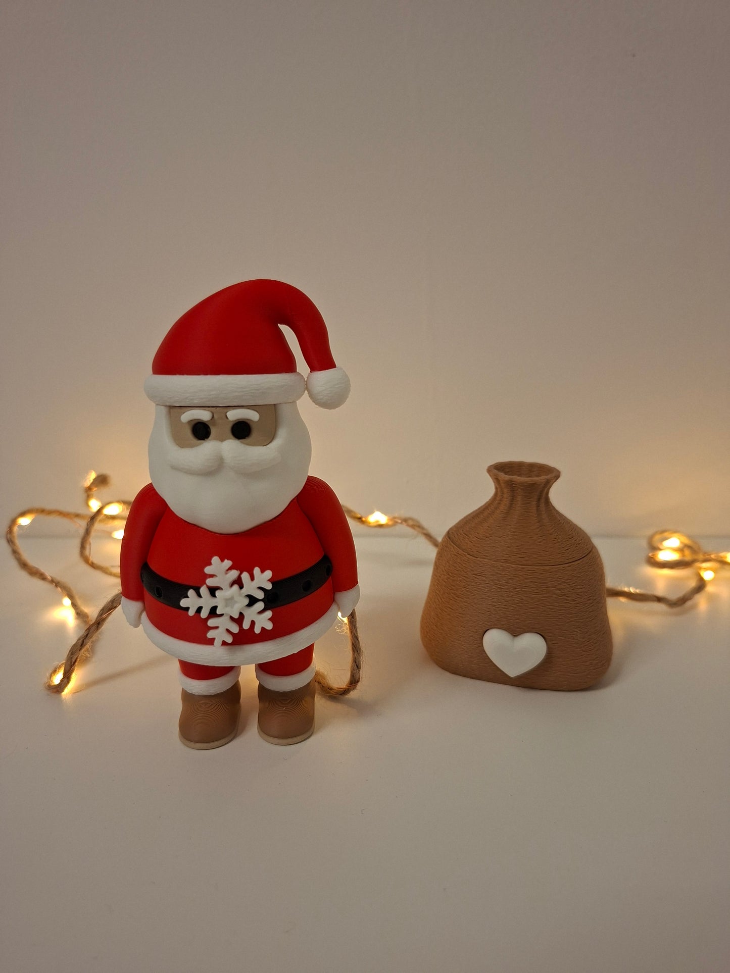 Klausi der schnuckelige Weihnachtsmann mit Geschenkesack