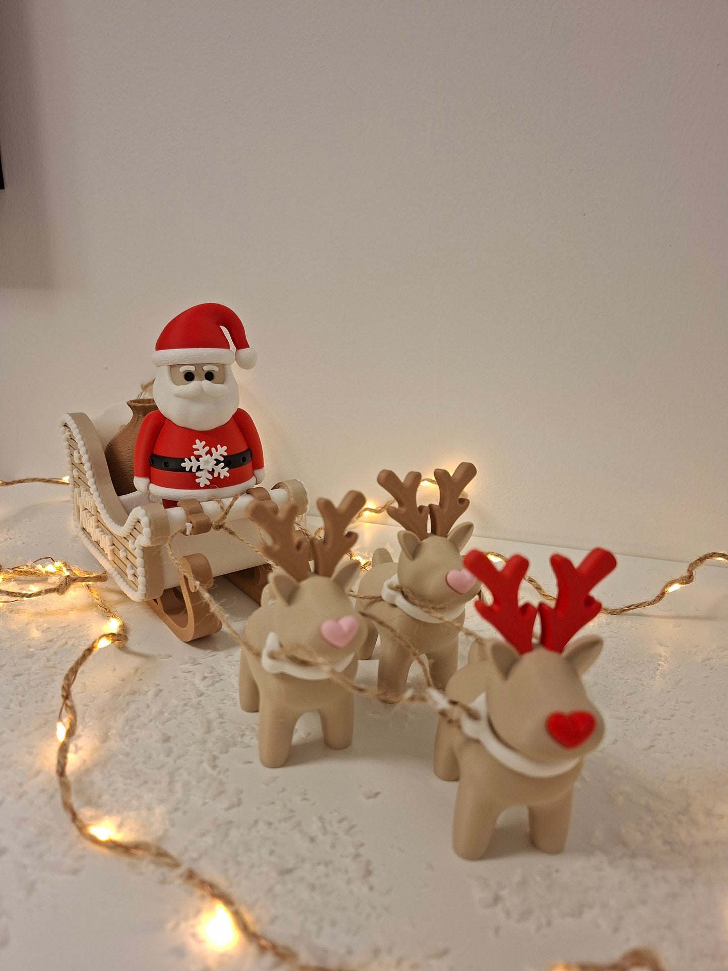 Klausi der Weihnachtsmann mit Schlitten und Rentiere